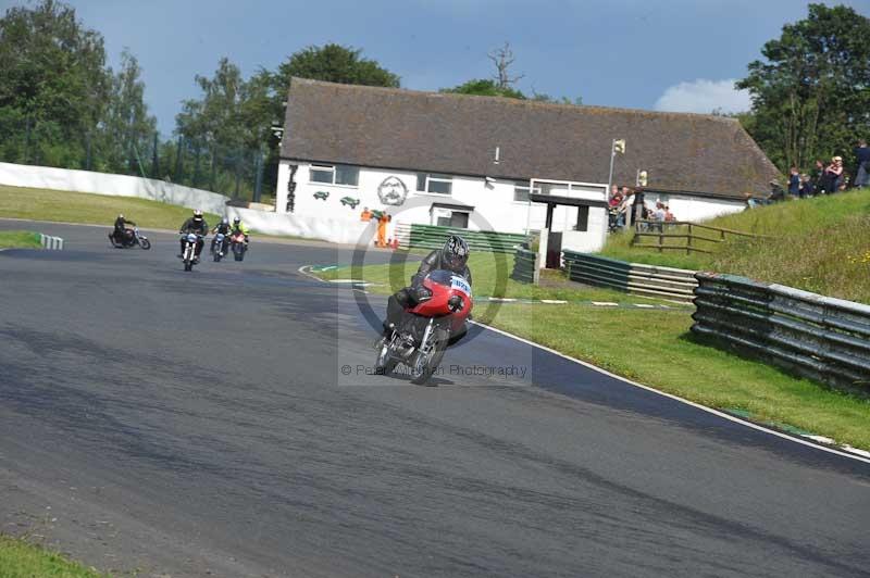 Mallory park Leicestershire;Mallory park photographs;Motorcycle action photographs;classic bikes;event digital images;eventdigitalimages;mallory park;no limits trackday;peter wileman photography;vintage bikes;vintage motorcycles;vmcc festival 1000 bikes