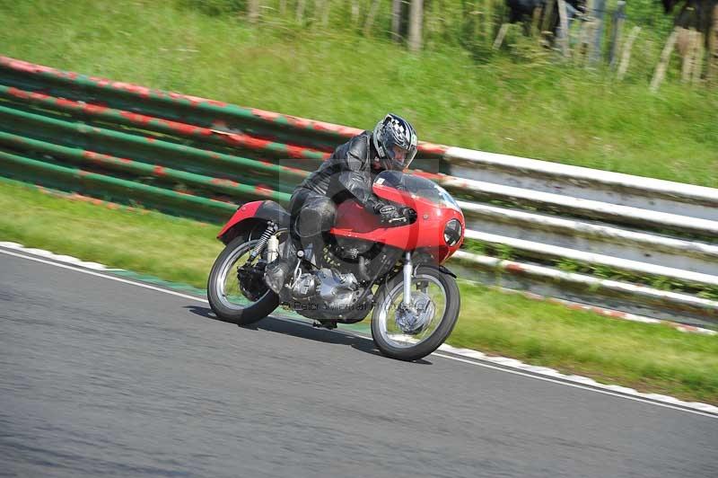 Mallory park Leicestershire;Mallory park photographs;Motorcycle action photographs;classic bikes;event digital images;eventdigitalimages;mallory park;no limits trackday;peter wileman photography;vintage bikes;vintage motorcycles;vmcc festival 1000 bikes