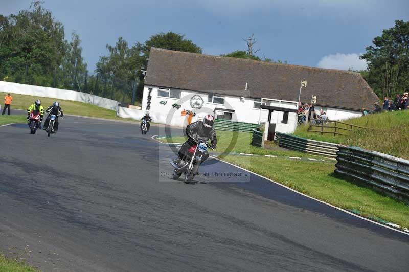 Mallory park Leicestershire;Mallory park photographs;Motorcycle action photographs;classic bikes;event digital images;eventdigitalimages;mallory park;no limits trackday;peter wileman photography;vintage bikes;vintage motorcycles;vmcc festival 1000 bikes