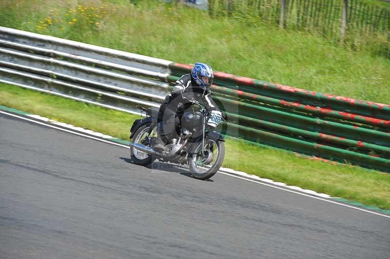 Mallory park Leicestershire;Mallory park photographs;Motorcycle action photographs;classic bikes;event digital images;eventdigitalimages;mallory park;no limits trackday;peter wileman photography;vintage bikes;vintage motorcycles;vmcc festival 1000 bikes