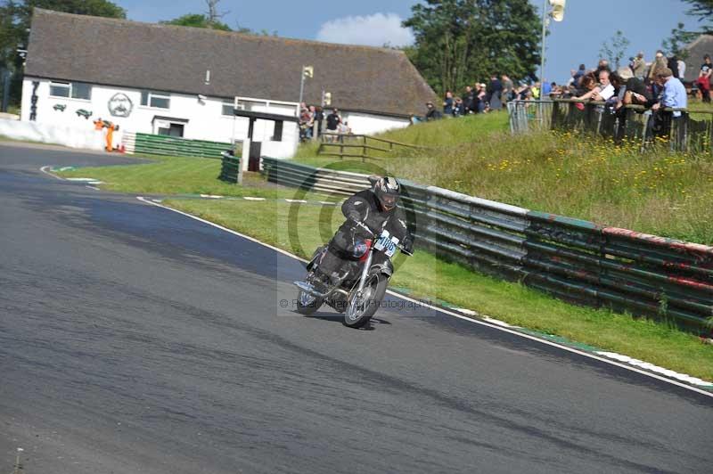 Mallory park Leicestershire;Mallory park photographs;Motorcycle action photographs;classic bikes;event digital images;eventdigitalimages;mallory park;no limits trackday;peter wileman photography;vintage bikes;vintage motorcycles;vmcc festival 1000 bikes