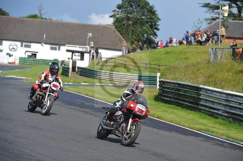 Mallory park Leicestershire;Mallory park photographs;Motorcycle action photographs;classic bikes;event digital images;eventdigitalimages;mallory park;no limits trackday;peter wileman photography;vintage bikes;vintage motorcycles;vmcc festival 1000 bikes