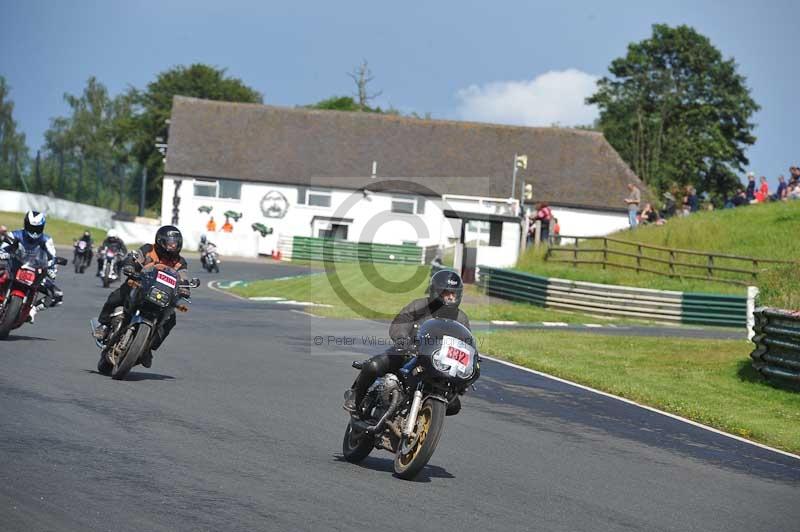 Mallory park Leicestershire;Mallory park photographs;Motorcycle action photographs;classic bikes;event digital images;eventdigitalimages;mallory park;no limits trackday;peter wileman photography;vintage bikes;vintage motorcycles;vmcc festival 1000 bikes