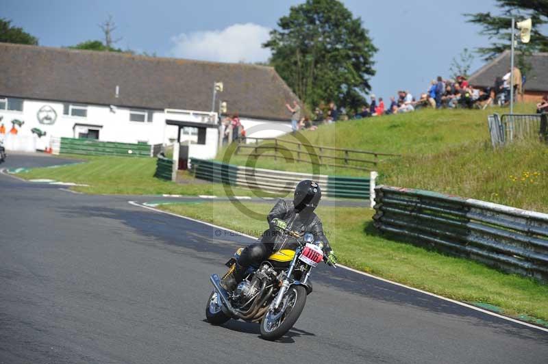 Mallory park Leicestershire;Mallory park photographs;Motorcycle action photographs;classic bikes;event digital images;eventdigitalimages;mallory park;no limits trackday;peter wileman photography;vintage bikes;vintage motorcycles;vmcc festival 1000 bikes