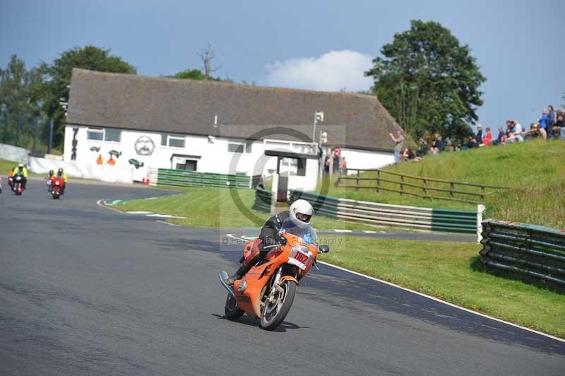 Mallory park Leicestershire;Mallory park photographs;Motorcycle action photographs;classic bikes;event digital images;eventdigitalimages;mallory park;no limits trackday;peter wileman photography;vintage bikes;vintage motorcycles;vmcc festival 1000 bikes