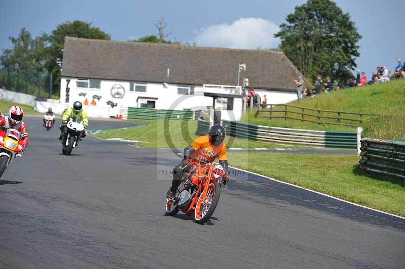 Mallory park Leicestershire;Mallory park photographs;Motorcycle action photographs;classic bikes;event digital images;eventdigitalimages;mallory park;no limits trackday;peter wileman photography;vintage bikes;vintage motorcycles;vmcc festival 1000 bikes