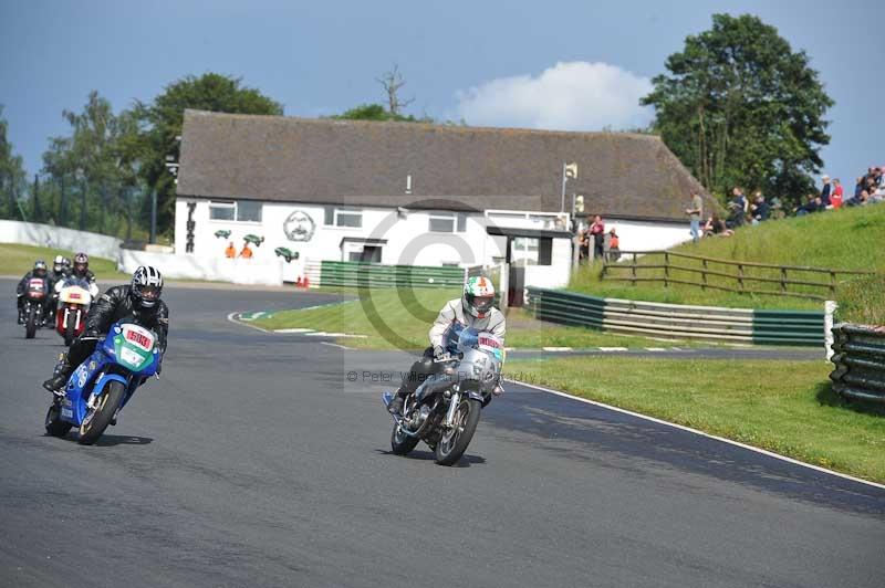 Mallory park Leicestershire;Mallory park photographs;Motorcycle action photographs;classic bikes;event digital images;eventdigitalimages;mallory park;no limits trackday;peter wileman photography;vintage bikes;vintage motorcycles;vmcc festival 1000 bikes