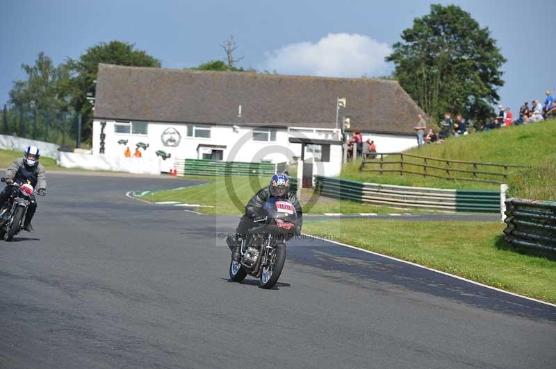 Mallory park Leicestershire;Mallory park photographs;Motorcycle action photographs;classic bikes;event digital images;eventdigitalimages;mallory park;no limits trackday;peter wileman photography;vintage bikes;vintage motorcycles;vmcc festival 1000 bikes