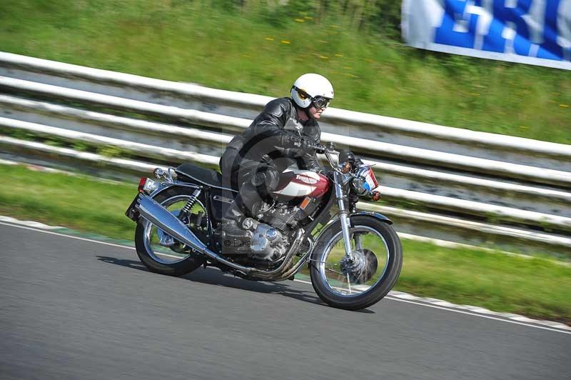 Mallory park Leicestershire;Mallory park photographs;Motorcycle action photographs;classic bikes;event digital images;eventdigitalimages;mallory park;no limits trackday;peter wileman photography;vintage bikes;vintage motorcycles;vmcc festival 1000 bikes