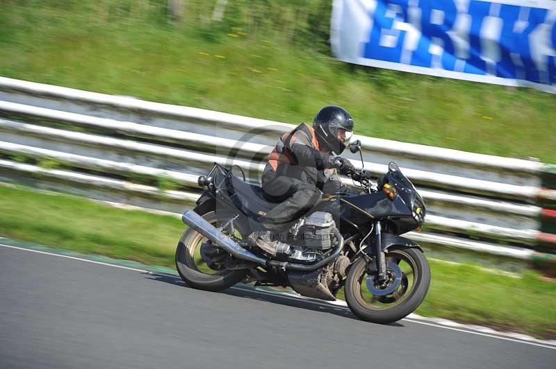 Mallory park Leicestershire;Mallory park photographs;Motorcycle action photographs;classic bikes;event digital images;eventdigitalimages;mallory park;no limits trackday;peter wileman photography;vintage bikes;vintage motorcycles;vmcc festival 1000 bikes