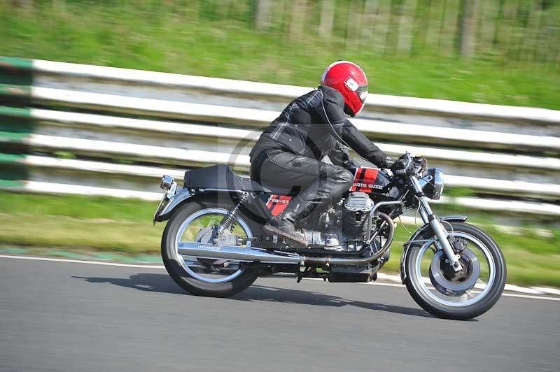 Mallory park Leicestershire;Mallory park photographs;Motorcycle action photographs;classic bikes;event digital images;eventdigitalimages;mallory park;no limits trackday;peter wileman photography;vintage bikes;vintage motorcycles;vmcc festival 1000 bikes