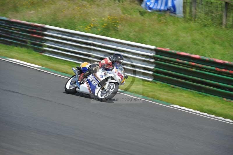 Mallory park Leicestershire;Mallory park photographs;Motorcycle action photographs;classic bikes;event digital images;eventdigitalimages;mallory park;no limits trackday;peter wileman photography;vintage bikes;vintage motorcycles;vmcc festival 1000 bikes