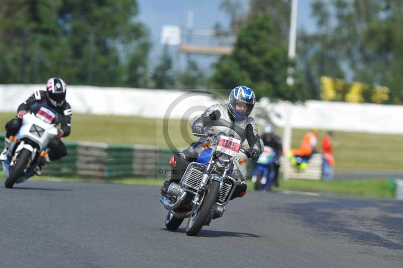 Mallory park Leicestershire;Mallory park photographs;Motorcycle action photographs;classic bikes;event digital images;eventdigitalimages;mallory park;no limits trackday;peter wileman photography;vintage bikes;vintage motorcycles;vmcc festival 1000 bikes