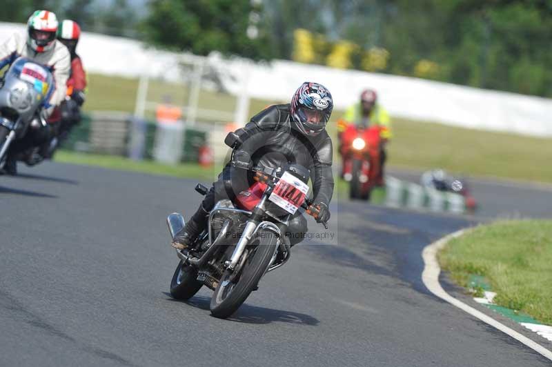 Mallory park Leicestershire;Mallory park photographs;Motorcycle action photographs;classic bikes;event digital images;eventdigitalimages;mallory park;no limits trackday;peter wileman photography;vintage bikes;vintage motorcycles;vmcc festival 1000 bikes