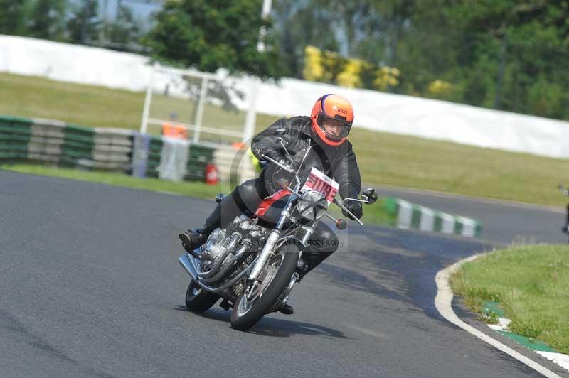 Mallory park Leicestershire;Mallory park photographs;Motorcycle action photographs;classic bikes;event digital images;eventdigitalimages;mallory park;no limits trackday;peter wileman photography;vintage bikes;vintage motorcycles;vmcc festival 1000 bikes