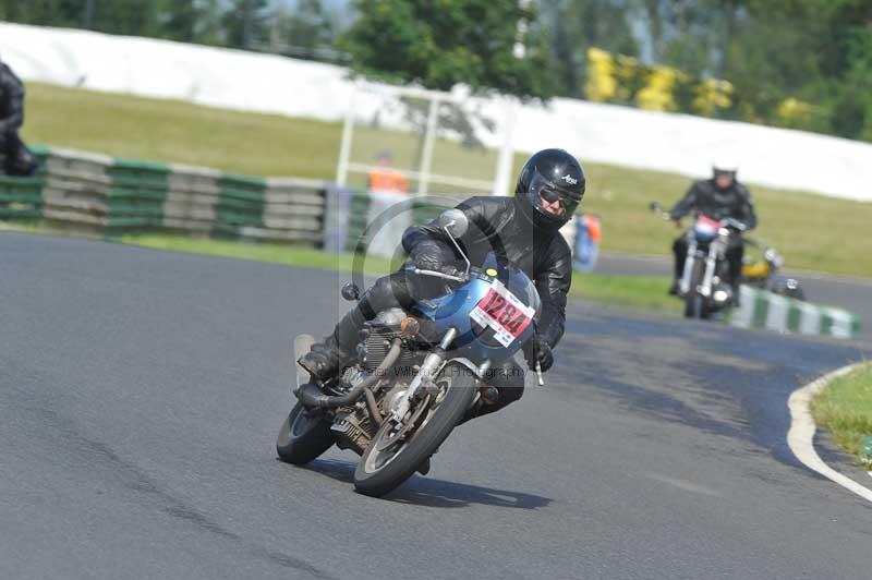 Mallory park Leicestershire;Mallory park photographs;Motorcycle action photographs;classic bikes;event digital images;eventdigitalimages;mallory park;no limits trackday;peter wileman photography;vintage bikes;vintage motorcycles;vmcc festival 1000 bikes