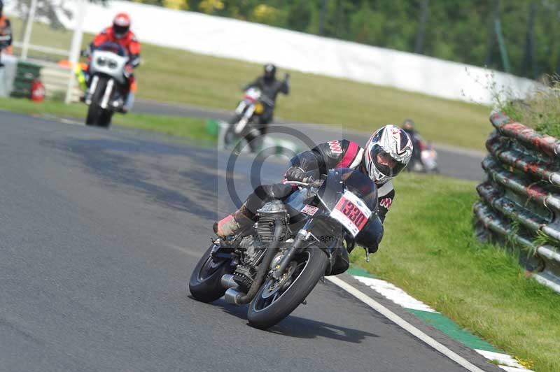 Mallory park Leicestershire;Mallory park photographs;Motorcycle action photographs;classic bikes;event digital images;eventdigitalimages;mallory park;no limits trackday;peter wileman photography;vintage bikes;vintage motorcycles;vmcc festival 1000 bikes