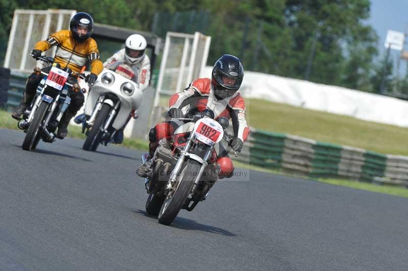 Mallory park Leicestershire;Mallory park photographs;Motorcycle action photographs;classic bikes;event digital images;eventdigitalimages;mallory park;no limits trackday;peter wileman photography;vintage bikes;vintage motorcycles;vmcc festival 1000 bikes