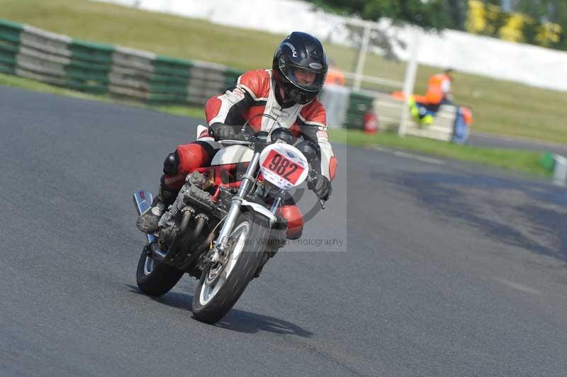 Mallory park Leicestershire;Mallory park photographs;Motorcycle action photographs;classic bikes;event digital images;eventdigitalimages;mallory park;no limits trackday;peter wileman photography;vintage bikes;vintage motorcycles;vmcc festival 1000 bikes