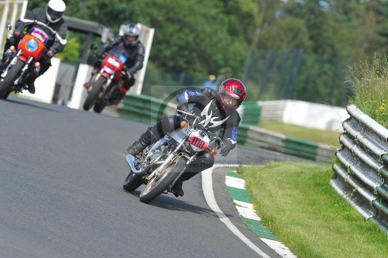 Mallory park Leicestershire;Mallory park photographs;Motorcycle action photographs;classic bikes;event digital images;eventdigitalimages;mallory park;no limits trackday;peter wileman photography;vintage bikes;vintage motorcycles;vmcc festival 1000 bikes