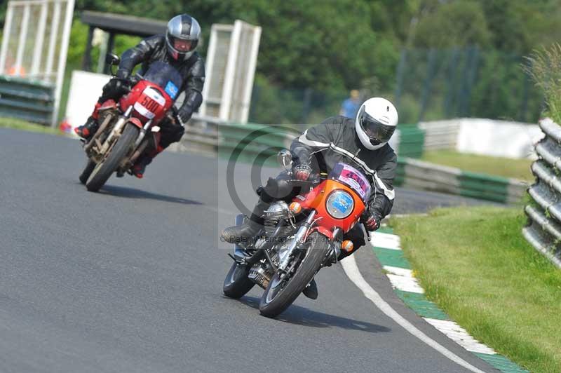 Mallory park Leicestershire;Mallory park photographs;Motorcycle action photographs;classic bikes;event digital images;eventdigitalimages;mallory park;no limits trackday;peter wileman photography;vintage bikes;vintage motorcycles;vmcc festival 1000 bikes