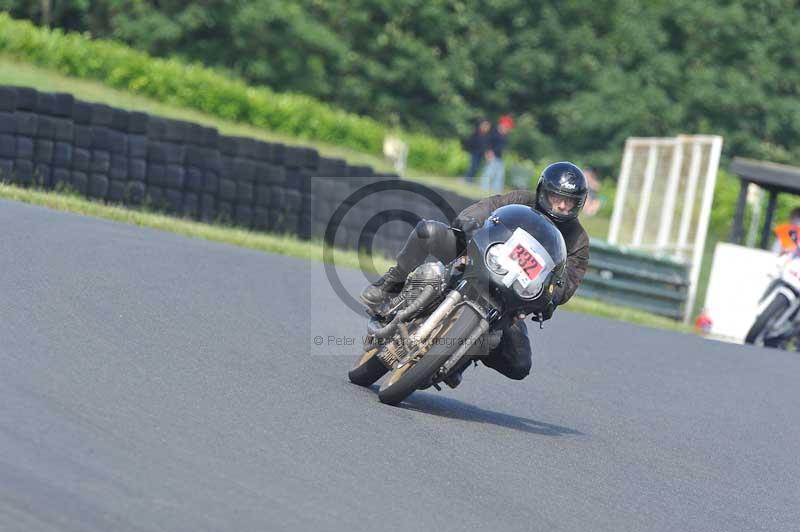 Mallory park Leicestershire;Mallory park photographs;Motorcycle action photographs;classic bikes;event digital images;eventdigitalimages;mallory park;no limits trackday;peter wileman photography;vintage bikes;vintage motorcycles;vmcc festival 1000 bikes