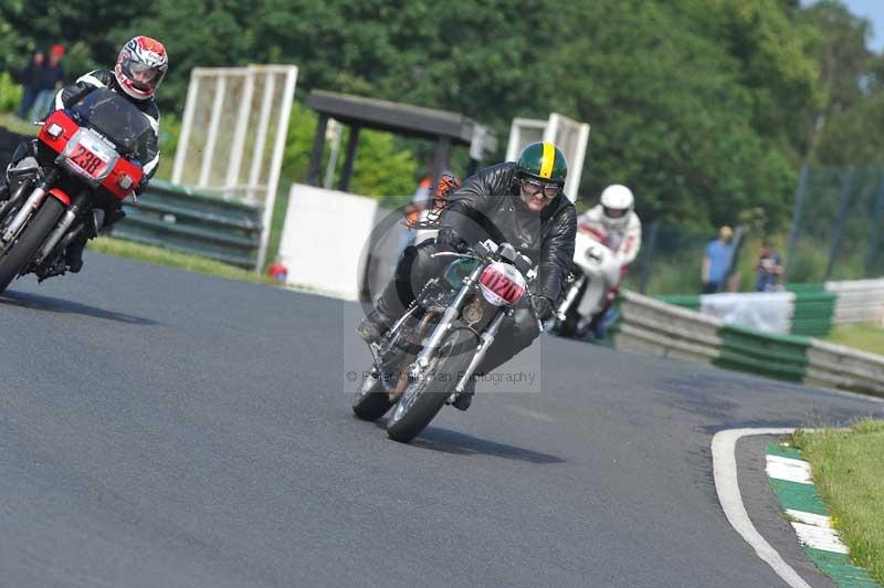 Mallory park Leicestershire;Mallory park photographs;Motorcycle action photographs;classic bikes;event digital images;eventdigitalimages;mallory park;no limits trackday;peter wileman photography;vintage bikes;vintage motorcycles;vmcc festival 1000 bikes