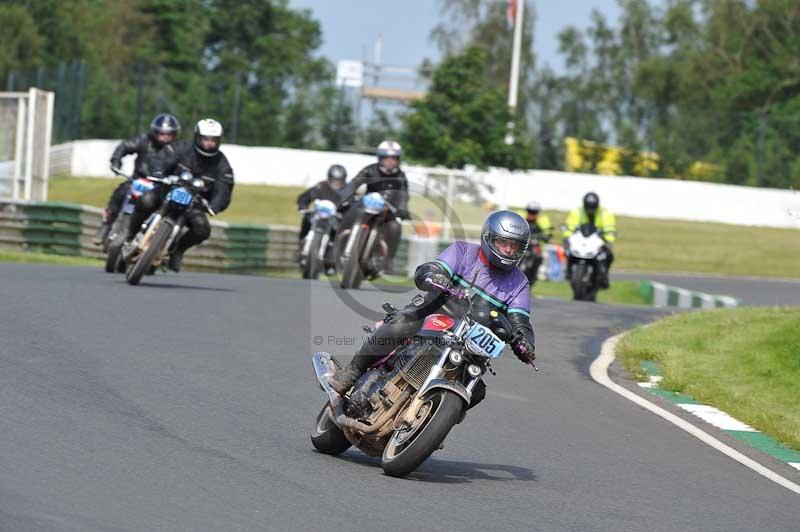 Mallory park Leicestershire;Mallory park photographs;Motorcycle action photographs;classic bikes;event digital images;eventdigitalimages;mallory park;no limits trackday;peter wileman photography;vintage bikes;vintage motorcycles;vmcc festival 1000 bikes