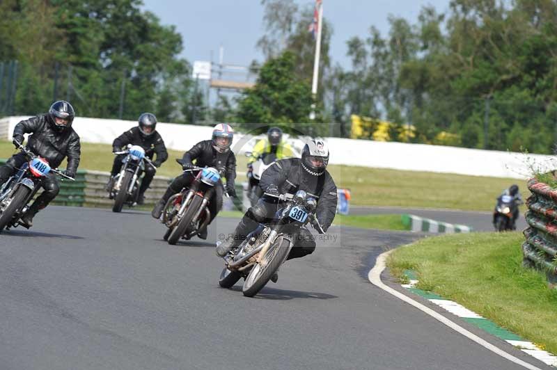 Mallory park Leicestershire;Mallory park photographs;Motorcycle action photographs;classic bikes;event digital images;eventdigitalimages;mallory park;no limits trackday;peter wileman photography;vintage bikes;vintage motorcycles;vmcc festival 1000 bikes