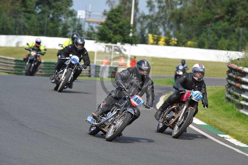 Mallory park Leicestershire;Mallory park photographs;Motorcycle action photographs;classic bikes;event digital images;eventdigitalimages;mallory park;no limits trackday;peter wileman photography;vintage bikes;vintage motorcycles;vmcc festival 1000 bikes