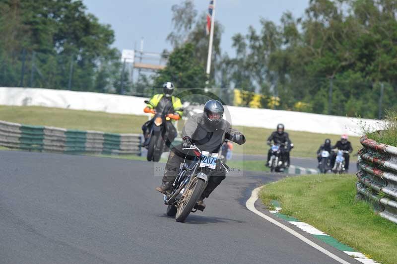 Mallory park Leicestershire;Mallory park photographs;Motorcycle action photographs;classic bikes;event digital images;eventdigitalimages;mallory park;no limits trackday;peter wileman photography;vintage bikes;vintage motorcycles;vmcc festival 1000 bikes