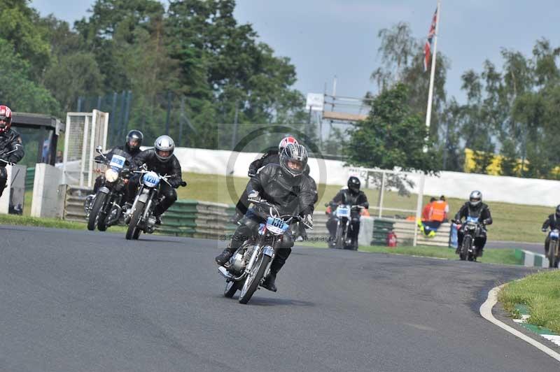 Mallory park Leicestershire;Mallory park photographs;Motorcycle action photographs;classic bikes;event digital images;eventdigitalimages;mallory park;no limits trackday;peter wileman photography;vintage bikes;vintage motorcycles;vmcc festival 1000 bikes