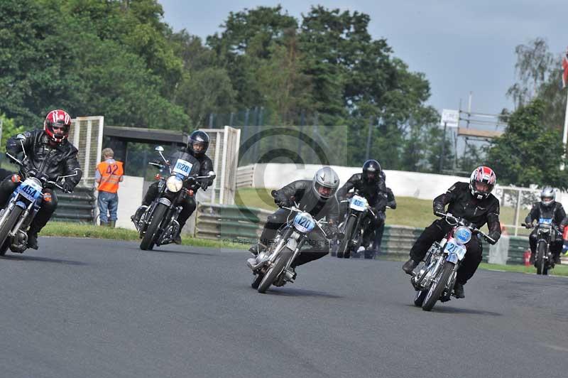 Mallory park Leicestershire;Mallory park photographs;Motorcycle action photographs;classic bikes;event digital images;eventdigitalimages;mallory park;no limits trackday;peter wileman photography;vintage bikes;vintage motorcycles;vmcc festival 1000 bikes