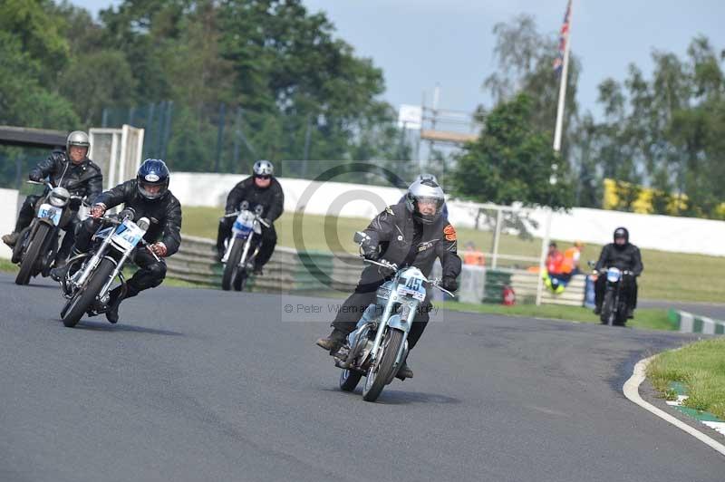 Mallory park Leicestershire;Mallory park photographs;Motorcycle action photographs;classic bikes;event digital images;eventdigitalimages;mallory park;no limits trackday;peter wileman photography;vintage bikes;vintage motorcycles;vmcc festival 1000 bikes