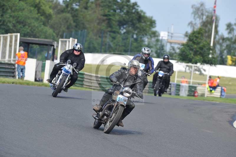 Mallory park Leicestershire;Mallory park photographs;Motorcycle action photographs;classic bikes;event digital images;eventdigitalimages;mallory park;no limits trackday;peter wileman photography;vintage bikes;vintage motorcycles;vmcc festival 1000 bikes