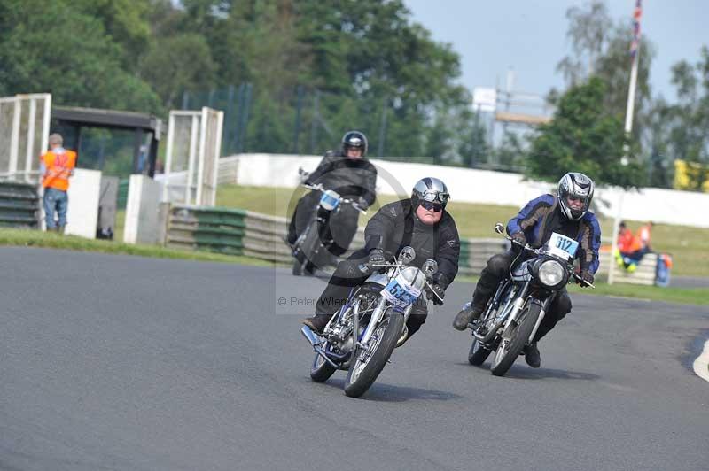 Mallory park Leicestershire;Mallory park photographs;Motorcycle action photographs;classic bikes;event digital images;eventdigitalimages;mallory park;no limits trackday;peter wileman photography;vintage bikes;vintage motorcycles;vmcc festival 1000 bikes