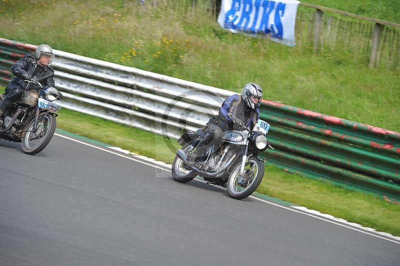 Mallory park Leicestershire;Mallory park photographs;Motorcycle action photographs;classic bikes;event digital images;eventdigitalimages;mallory park;no limits trackday;peter wileman photography;vintage bikes;vintage motorcycles;vmcc festival 1000 bikes