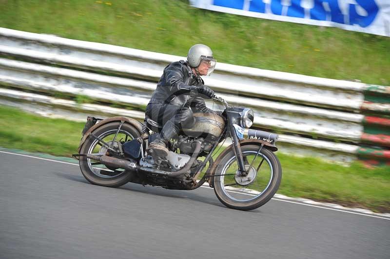 Mallory park Leicestershire;Mallory park photographs;Motorcycle action photographs;classic bikes;event digital images;eventdigitalimages;mallory park;no limits trackday;peter wileman photography;vintage bikes;vintage motorcycles;vmcc festival 1000 bikes