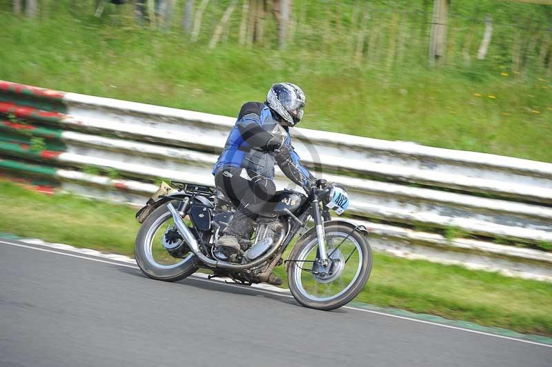 Mallory park Leicestershire;Mallory park photographs;Motorcycle action photographs;classic bikes;event digital images;eventdigitalimages;mallory park;no limits trackday;peter wileman photography;vintage bikes;vintage motorcycles;vmcc festival 1000 bikes