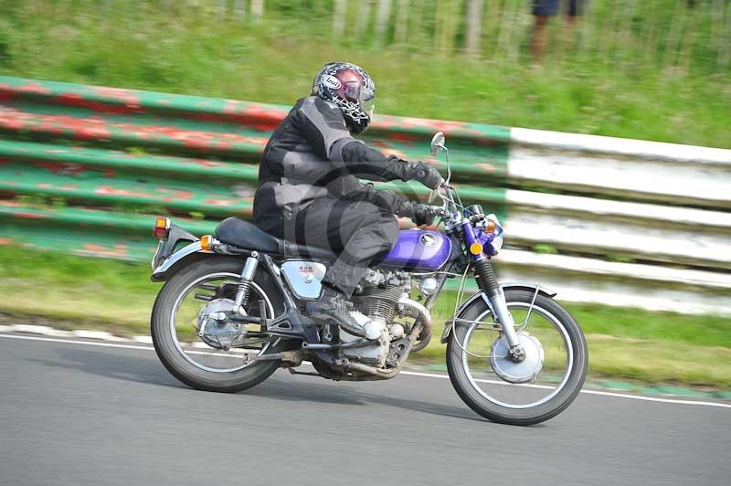 Mallory park Leicestershire;Mallory park photographs;Motorcycle action photographs;classic bikes;event digital images;eventdigitalimages;mallory park;no limits trackday;peter wileman photography;vintage bikes;vintage motorcycles;vmcc festival 1000 bikes