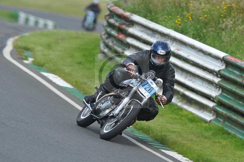 Mallory park Leicestershire;Mallory park photographs;Motorcycle action photographs;classic bikes;event digital images;eventdigitalimages;mallory park;no limits trackday;peter wileman photography;vintage bikes;vintage motorcycles;vmcc festival 1000 bikes