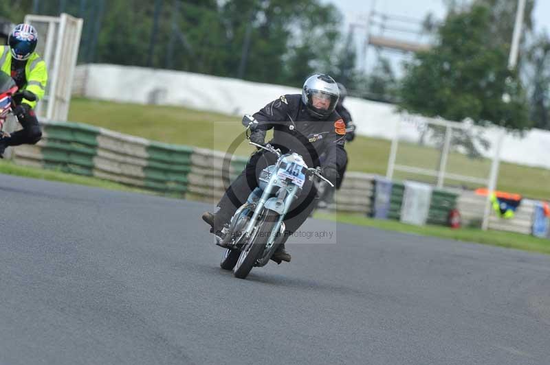 Mallory park Leicestershire;Mallory park photographs;Motorcycle action photographs;classic bikes;event digital images;eventdigitalimages;mallory park;no limits trackday;peter wileman photography;vintage bikes;vintage motorcycles;vmcc festival 1000 bikes