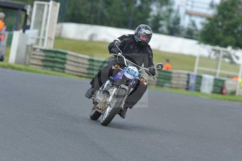 Mallory park Leicestershire;Mallory park photographs;Motorcycle action photographs;classic bikes;event digital images;eventdigitalimages;mallory park;no limits trackday;peter wileman photography;vintage bikes;vintage motorcycles;vmcc festival 1000 bikes