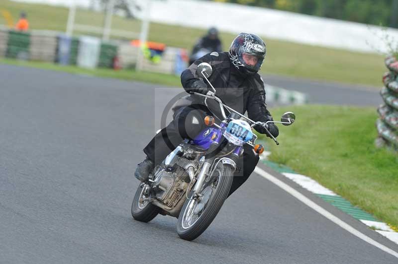 Mallory park Leicestershire;Mallory park photographs;Motorcycle action photographs;classic bikes;event digital images;eventdigitalimages;mallory park;no limits trackday;peter wileman photography;vintage bikes;vintage motorcycles;vmcc festival 1000 bikes