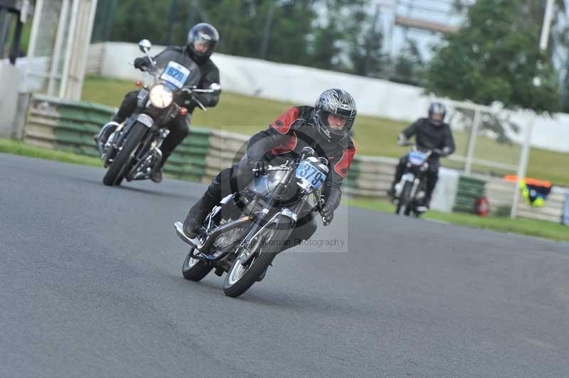 Mallory park Leicestershire;Mallory park photographs;Motorcycle action photographs;classic bikes;event digital images;eventdigitalimages;mallory park;no limits trackday;peter wileman photography;vintage bikes;vintage motorcycles;vmcc festival 1000 bikes