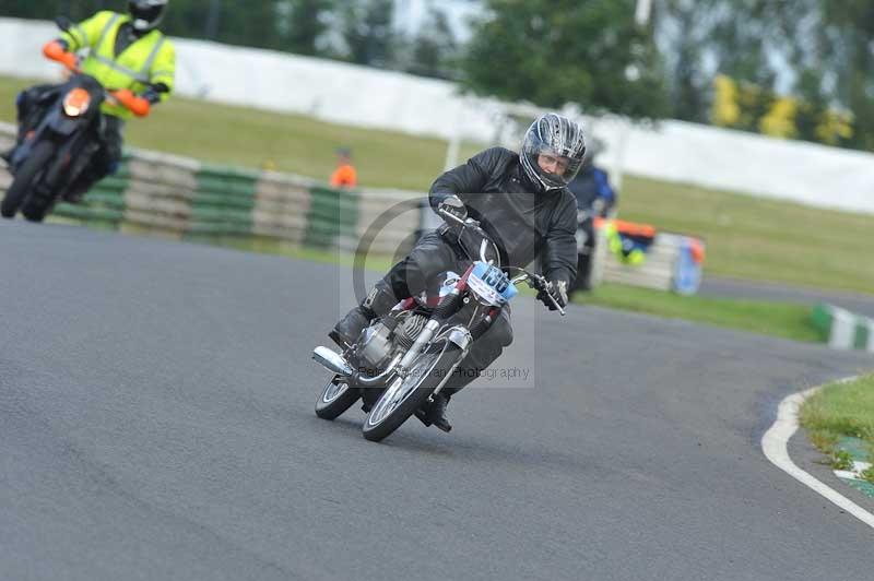 Mallory park Leicestershire;Mallory park photographs;Motorcycle action photographs;classic bikes;event digital images;eventdigitalimages;mallory park;no limits trackday;peter wileman photography;vintage bikes;vintage motorcycles;vmcc festival 1000 bikes