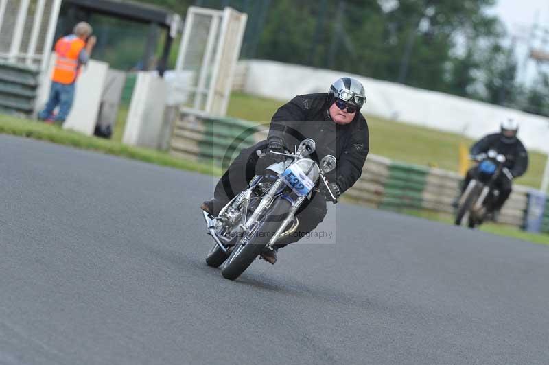 Mallory park Leicestershire;Mallory park photographs;Motorcycle action photographs;classic bikes;event digital images;eventdigitalimages;mallory park;no limits trackday;peter wileman photography;vintage bikes;vintage motorcycles;vmcc festival 1000 bikes