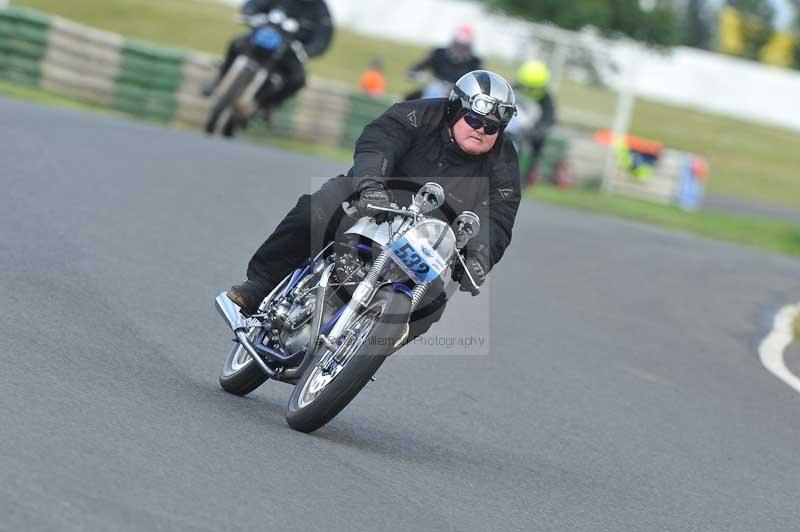 Mallory park Leicestershire;Mallory park photographs;Motorcycle action photographs;classic bikes;event digital images;eventdigitalimages;mallory park;no limits trackday;peter wileman photography;vintage bikes;vintage motorcycles;vmcc festival 1000 bikes