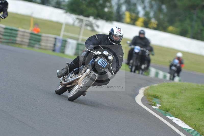 Mallory park Leicestershire;Mallory park photographs;Motorcycle action photographs;classic bikes;event digital images;eventdigitalimages;mallory park;no limits trackday;peter wileman photography;vintage bikes;vintage motorcycles;vmcc festival 1000 bikes