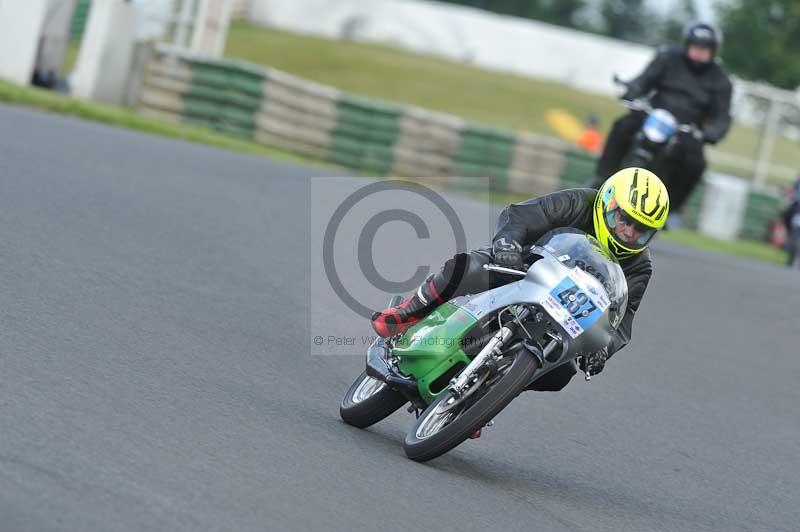 Mallory park Leicestershire;Mallory park photographs;Motorcycle action photographs;classic bikes;event digital images;eventdigitalimages;mallory park;no limits trackday;peter wileman photography;vintage bikes;vintage motorcycles;vmcc festival 1000 bikes